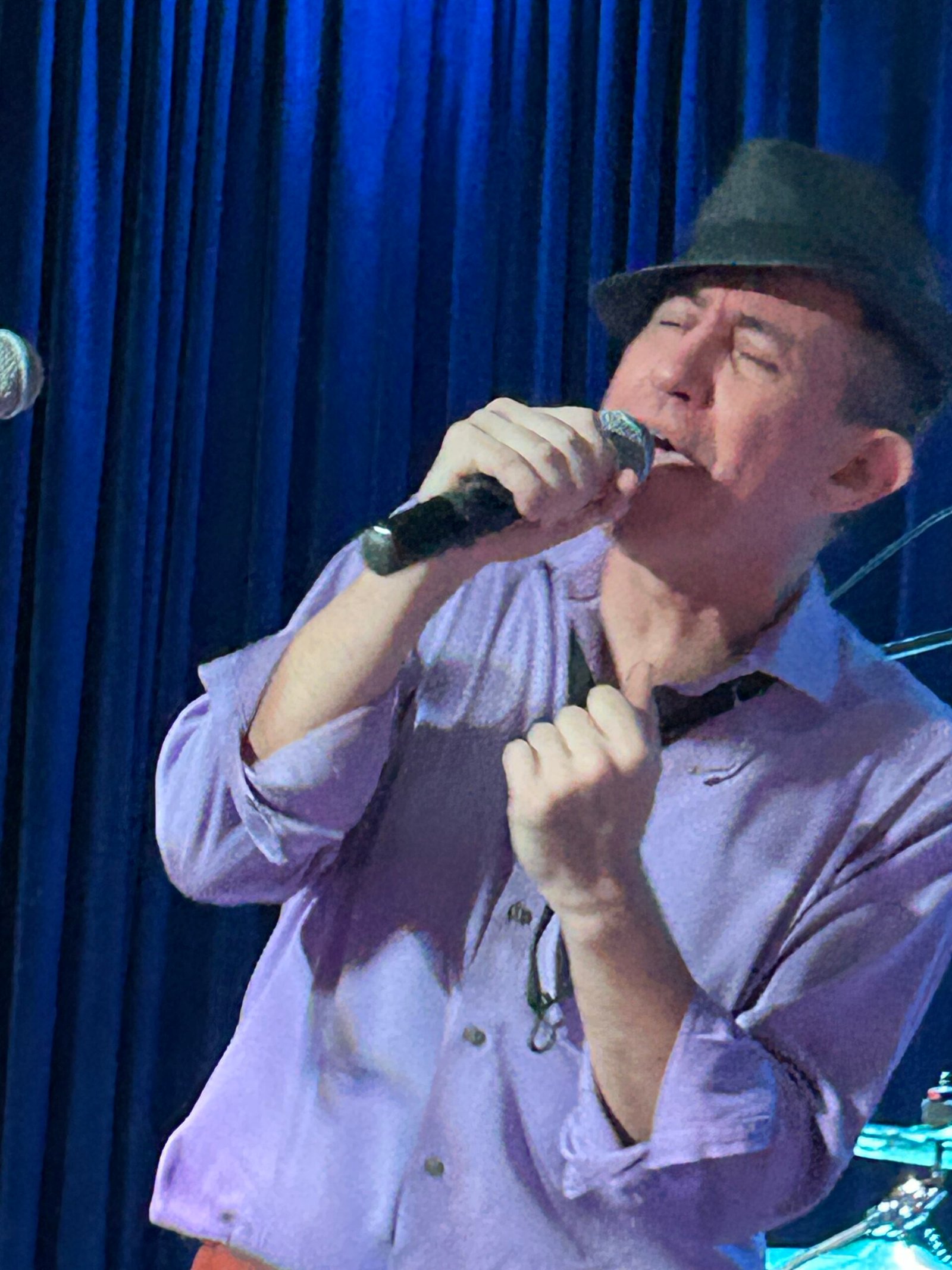Erik Hendel singing